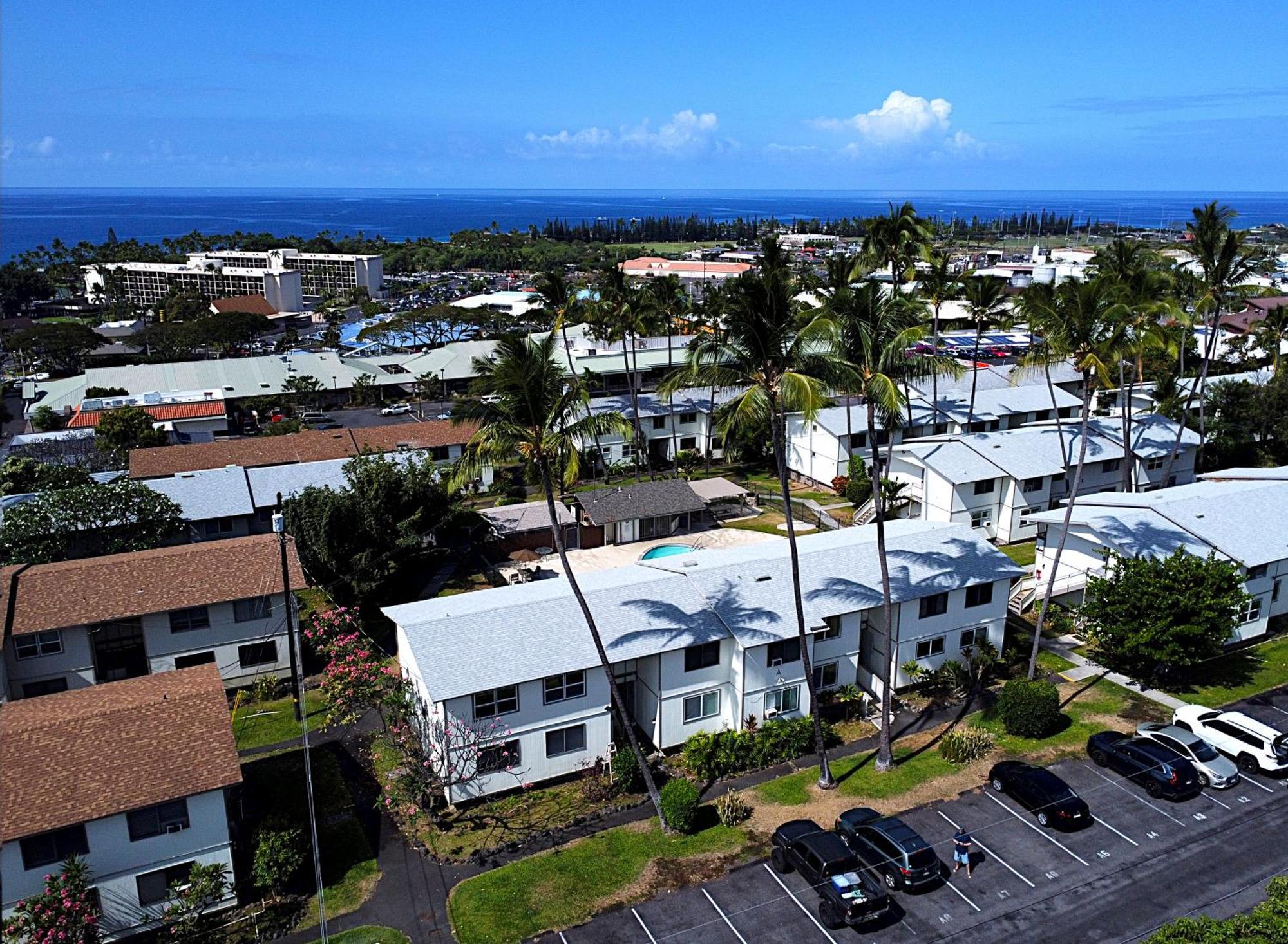 Your Slice Of Paradise In Kona - Walk To And Stores Apartment *